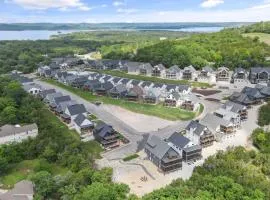 Cast Away At Branson Cove - Panoramic Lake Views & 2 Pools!