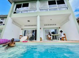 The Pool House & The Colobus House Bella Seaview Diani Beach Kenya，位于迪亚尼海滩的酒店