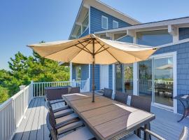 Westhampton Beach Home with Deck and Ocean Views!，位于Westhampton Beach的度假屋