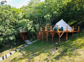 WINE ROAD GLAMPING，位于Cuvin的酒店