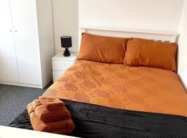 Convenient & Modern Private Bedroom Space near Barnsley Hospital，位于巴恩斯利的酒店