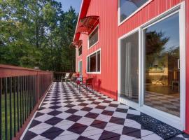 Secluded Berkeley Springs Home with Fire Pit and Deck!，位于Morton Grove的酒店