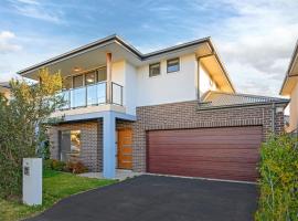 The Pond sweet 4 br home by Coles with garage&WiFi，位于Schofields的酒店