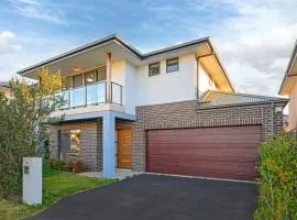 The Pond sweet 4 br home by Coles with garage&WiFi