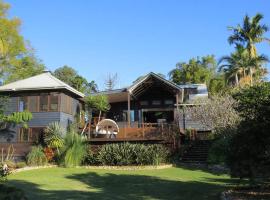 BELLINGEN CONVERTED CHURCH on the river (Pet Friendly)，位于贝林真的酒店