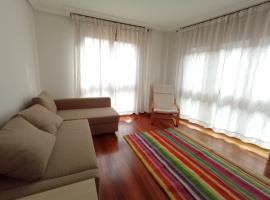 Apartment with parking "Hola Oviedo"，位于奥维多Asturian Transport Authority Office附近的酒店