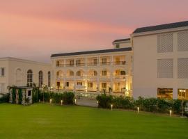 Rudra Imperial Resort，位于Sītāpur的带泳池的酒店