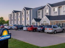 Days Inn & Suites by Wyndham Greeley，位于格里利的酒店