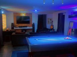 Maleeks Apartment Ikeja "Shared 2Bedroom Apt, individual private rooms and baths"，位于拉各斯的酒店