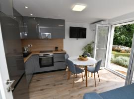 Apartment Ksenija 2 rooms, 55m2 brand-new，位于Košute的酒店