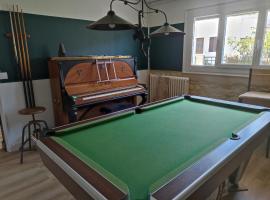 Suite avec billard et jacuzzi，位于贝尔热拉克的旅馆