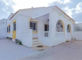 Cozy Home In Los Alcázares With Kitchen