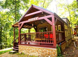 The Codex - Parker Creek Bend Cabins，位于默弗里斯伯勒的酒店