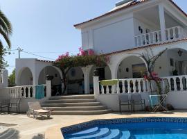 Studio de la Casa Paraiso avec, en plus, une terrasse privative extérieure semi couverte équipée d'un salon d'un coin repas d'une kitchenette, la grande piscine et les jardins sont partagés, à proximité des plages de FUSETA et de la RIA FORMOSA，位于蒙卡拉帕舒的酒店