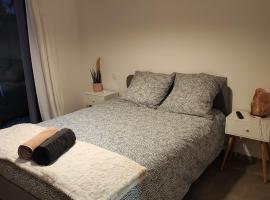Chambre au coeur des vignes，位于Myans的酒店