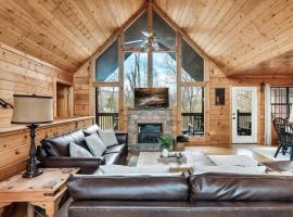 Kate's Cabin - 3 min to Dollywood! Cabin with Hot tub, Game Room, and Resort Pool!，位于赛维尔维尔的酒店