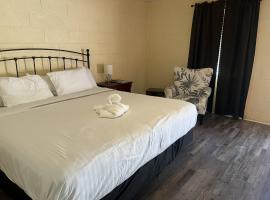 JI5, King Guest Room at the Joplin Inn at entrance to the resort Hotel Room，位于Mount Ida的酒店