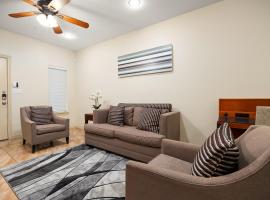 Hummingbird Haven 2 Cozy Comfort Haven - Parking at No Extra Cost，位于法尔的酒店