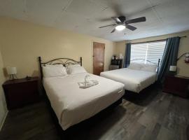 JI7, A Queen Guest Room at the Joplin Inn at entrance to the resort Hotel Room，位于Mount Ida的酒店