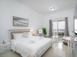 Serene Studio & Sea View & Brand New Listing，位于拉斯阿尔卡麦的海滩短租房