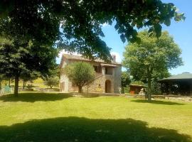 Agriturismo Villa Sant' Andrea，位于古比奥的带停车场的酒店