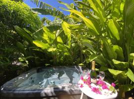 Kaz ananas, spa privatif ,plage du Helleux，位于圣安尼的带按摩浴缸的酒店