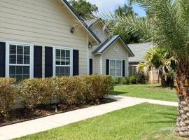 Spacious Home near Gulf Shores & Orange Beach，位于弗利的度假屋