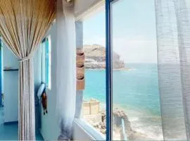 La casa con terraza privada sobre el mar