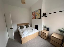 Altrincham Terrace - 2 Bedroom House - Free Parking - Sleeps 6 - Near Tram Stop，位于曼彻斯特的度假短租房