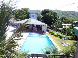 Beachfront Mansion and Seascape Villas Calatagan with Outdoor Pool，位于Calatagan的酒店