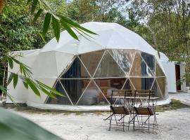 Ashamaya Belitung (Dome Glamping Site)，位于Pasarbaru的豪华帐篷
