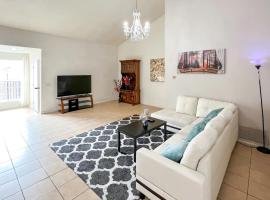Spacious 4BR Backyard Fireplace BBQ，位于西科维纳的酒店