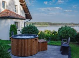 Dom na wzgórzu z widokiem na jezioro z balią i sauną，位于Lipnica的带停车场的酒店