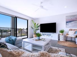 HOT Brand New 3 ensuite apartment, Redcliffe, Brisbane，位于雷德克利夫的酒店