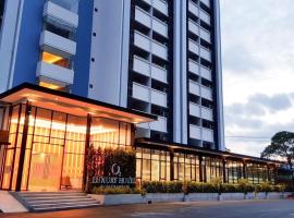 O2 Luxury Hotel，位于邦帕利的带停车场的酒店