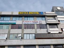 HOTEL ROYAL 21，位于艾哈迈达巴德Vastrapur的酒店