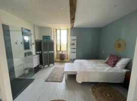 1 Rue Pasquet Pool Suite with Kitchen，位于Beaumont-du-Périgord的旅馆