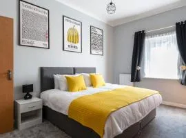 Stunning 2BR, 2BA, Apartment - Super King Size Beds - Free Parking - 6 mins to LGW Airport