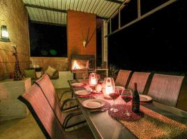 Big Cats Namibia Self Catering Farm Guesthouse，位于奥乔的乡村别墅