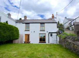 Cwmwl Gwyn Cottage in the heart of the old town，位于兰特里森特的带停车场的酒店