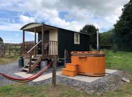 Shepherds Hut at The Retreat，位于奥斯威斯的豪华帐篷