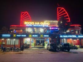 Rocks Ha Giang Hostel-Tour & Motorbike Rental，位于河江的青旅