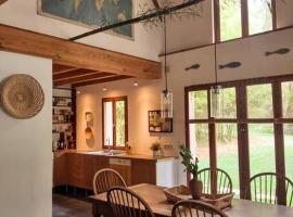 The Lake Cottage in Gascony France，位于Créon-dʼArmagnac的酒店