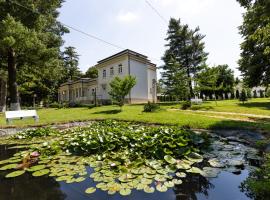 Conacul Buzdugan，位于Valea Mică的带泳池的酒店