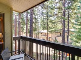 Incline Village Condo with Balcony 1 Mi to Trail!，位于斜坡村Lakeview Quad附近的酒店