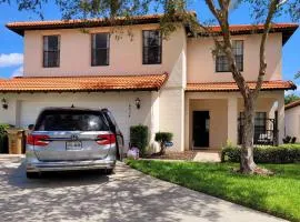 Luxry villa 6 miles from Disney