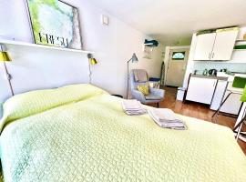 Cosy apartment with private terrace，位于Vallensbæk的酒店