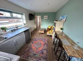 Seashell Cottage - Dog friendly 1 bed cottage close to the sea