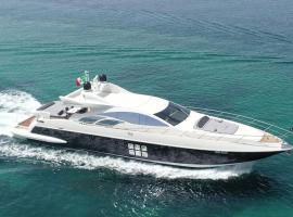 Exclusive Yacht - Azimut 86s，位于马里纳·迪·波迪斯科的酒店