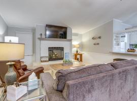 8 Mi to Beach Lake-View Haven in Linn Creek!，位于Linn Creek的酒店